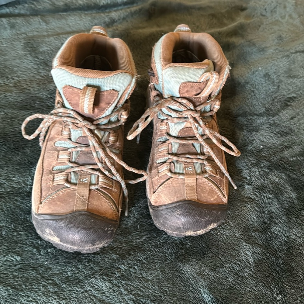 VGUC keen hiking boots